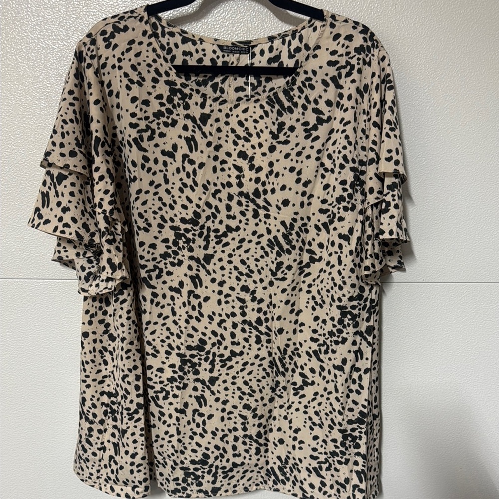 BloomChic Boxy Short Sleeve Blouse in Black and Brown